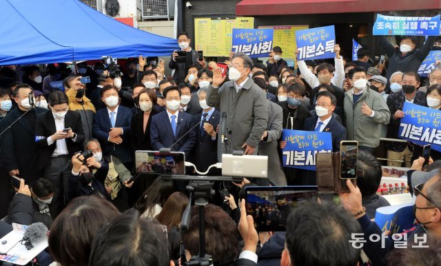 더불어민주당 이재명 대선 후보는 호남 방문 사흘째인 28일 광주시 광산구 송정5일시장을 방문하여 지지자들과 시민들에게 지지를 호소하는 현장 연설을 하고 있다. 박영철 기자 skyblue@donga.com