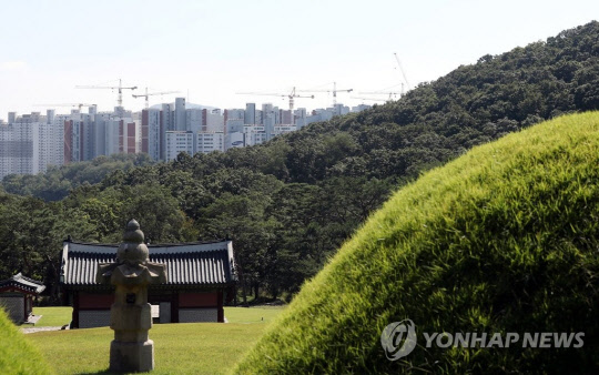 경기도 김포시 풍무동 장릉 전방에 보이는 인천 서구 검단신도시 신축 아파트 건설 현장. 연합뉴스