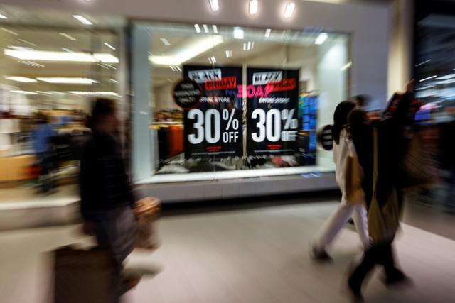 미국 최대 쇼핑 대목 '블랙 프라이데이'인 26일 미국 뉴욕주 가든시티의 한 쇼핑몰 앞에 할인 판매를 알리는 포스터가 붙어 있다. 가든시티=로이터 연합뉴스