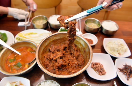 대구 동인동 찜갈비. 매운 맛과 낡은 양재기가 특징이다. 프리랜서 김성태