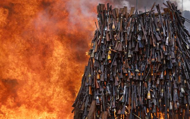케냐 수도 나이로비 인근에서 압수된 불법 총기 5250정이 불에 타고 있다.    AP연합뉴스