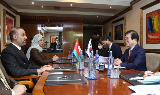 National Assembly Speaker Park Byeong-seug, right, speaks with Khalid Bin Hilal Al Mawali, chairman of the consultative assembly Shura Council of Oman, left, in their meeting held on the sidelines of the 143rd Assembly of the Inter-Parliamentary Union in Madrid, Spain, on Saturday. [OFFICE OF THE NATIONAL ASSEMBLY SPEAKER]