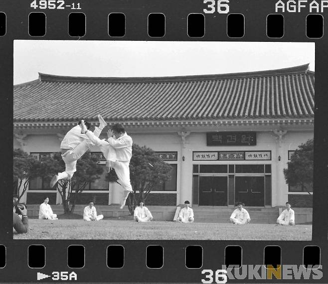 1997년 택견의 원형보존과 전승 보급을 위해 택견의 전승지인 충주에 택견원이 건립되었다. 택견인 뿐만 아니라 국민들의 무예 수련장으로 활용되고 있다.