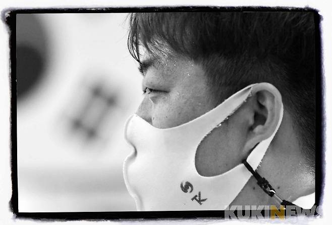 정연중(39) 수석단원이 얼굴에 송골송골 맺힌 땀방울을 채 씻을 시간도 없이 연습에 최선을 다하고 있다.