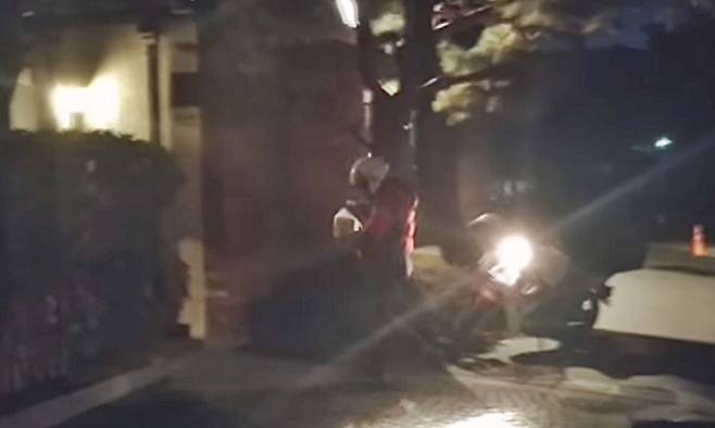 2018년 2월 이재용 삼성전자 부회장이 구치소 생활을 마무리하고 나온 뒤 서울 용산구 자택으로 치킨을 배달 주문했다며 공개된 영상./사진=유튜브 '안다TV'