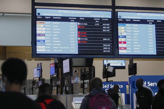 27일(현지시간) 남아프리카공화국(남아공) 요하네스버그 국제공항 항공편 안내 게시판에 코로나19 변종 '오미크론'으로 운항이 취소된 항공편이 다수 등장했다. /사진=AFP