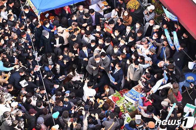 이재명 더불어민주당 대선후보가 28일 광주시 광산구 송정시장을 방문해 시민들에게 인사하고 있다. /사진=뉴스1