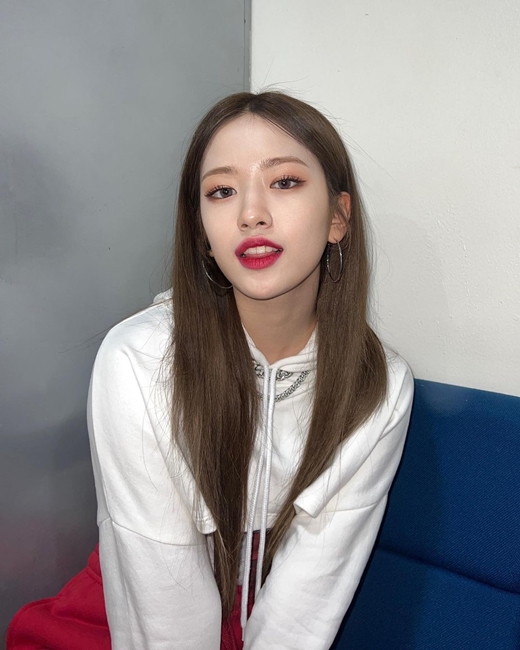 Ahn Yu-jin, who is about to debut with Girl Group IVE, has released a picture of the recent situation.Ahn Yu-jin posted a picture on his instagram on the 28th with an article entitled Finally Next Week.In the photo, Ahn Yu-jin, who poses in hip fashion, is shown.Meanwhile, Ahn Yu-jin will make his official debut on December 1 with IVE, a group that Starship Entertainment will be presenting in five years.I HAVE = IVE meaning that they are preparing to go to the music industry with the aspiration to show their IVE charms.