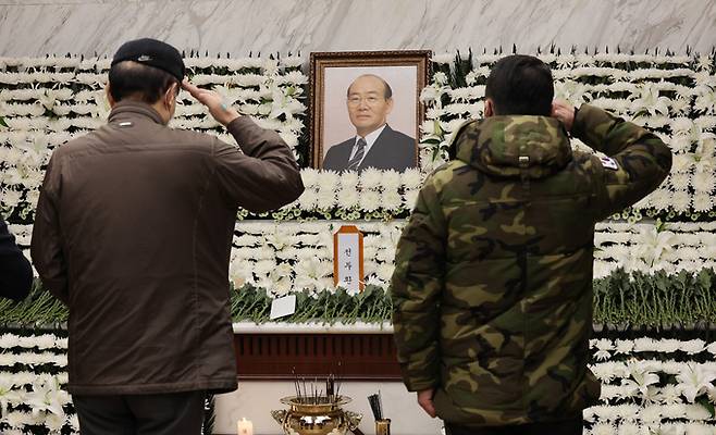 26일 오후 서울 서대문구 신촌세브란스병원 장례식장에 마련된 고 전두환 전 대통령 빈소를 찾은 조문객들이 거수경례를 하고 있다.   뉴스1