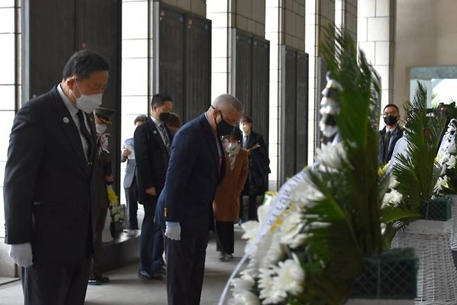 크리스 델 코소 주한 미국 대사대리(앞줄 왼쪽 2번째)가 26일 서울 용산 전쟁기념관을 찾아 6·25전쟁 당시 전사한 미군 장병들 이름이 새겨진 명비 앞에 헌화하고 있다. 트위터 캡처