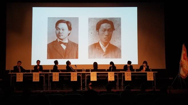 니시노 준야 게이오대 교수가 한국인의 일본유학 140주년 기념 심포지엄에서 한국 최초의 일본 유학생 유길준(슬라이드 왼쪽)을 소개하고 있다. 도쿄=김청중 특파원