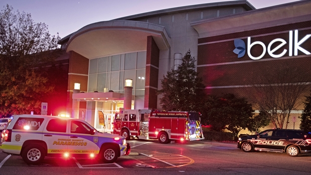 26일 총격 사건이 벌어진 미국 노스캐롤라이나주 더럼 카운티의 한 쇼핑몰에 경찰차와 구급차가 출동해 있다./AP연합뉴스