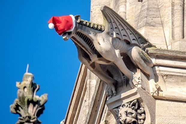 어둠을 틈타, 누군가 영국 예배당 조각상에 산타클로스 모자를 씌웠다. 누가, 어떻게, 왜 이런 일을 벌였는지 현지에선 여러 추측이 나온다. 24일 BBC는 케임브리지 세인트존스칼리지 예배당 조각상에 산타클로스 모자가 내걸렸다고 전했다.