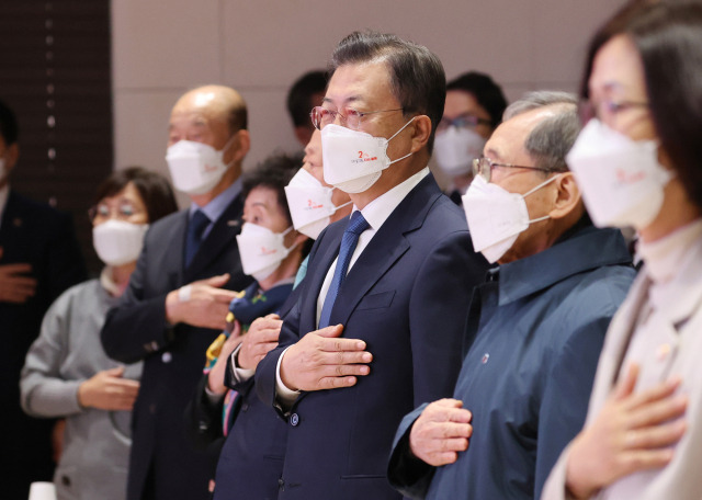 문재인 대통령이 지난 25일 서울 중구 명동성당 꼬스트홀에서 열린 국가인권위원회 설립 20주년 기념식에서 국민의례를 하고 있다./연합뉴스