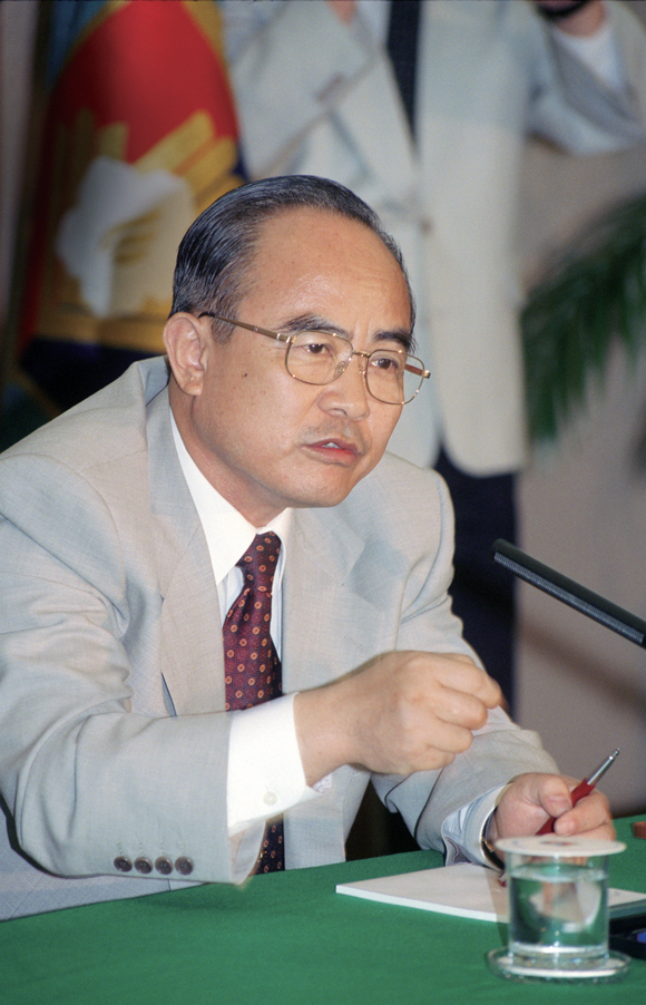 김덕홍 전 북한 노동당 중앙위원회 자료연구실 부실장이 1998년 5월7일 국가안전기획부에서 열린 입국 1주년 기자간담회에 참석해 발언하는 모습ⓒ연합뉴스
