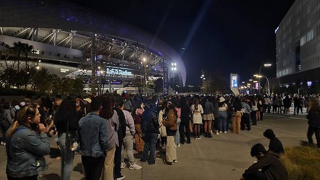 방탄소년단 LA 콘서트 입장을 위한 긴 줄 (로스앤젤레스=연합뉴스) 이태수 기자 = 27일(현지시간) 그룹 방탄소년단의 콘서트가 열린 미국 로스앤젤레스 소파이 스타디움 입장 게이트 앞에 긴 줄이 서 있다. 2021.11.28 tsl@yna.co.kr