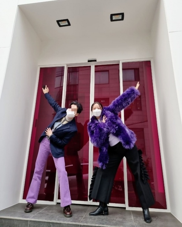 WoHyelim, a broadcaster from the group Wonder Girls, showed off her outstanding fashion digestion.The coolest stylist, WoHyelim wrote on Monday, also wearing a hashtag, #Sezelmot #ecofur #borrow.In the photo, Wu Hyelim is enjoying the purple eco- jacket with a nice look. He is enjoying the photo with a stylist and a playful pose.Wu Hyelim, a former group Wonder Girls, was born in 1992 and married Taekwondo player Shin Min-chul in July last year; she is currently pregnant.