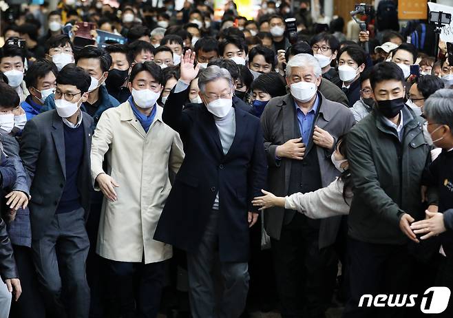 전국 민생탐방 투어에 나선 이재명 더불어민주당 대선 후보가 지난 12일 오후 울산 중구 울산중앙전통시장을 찾아 시민들을 향해 손을 흔들고 있다.  2021.11.12/뉴스1 © News1 오대일 기자