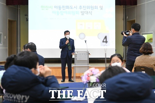 안산시(시장 윤화섭)는 ‘꿈이 자라는 아이, 희망을 꿈꾸는 안산’을 만들기 위한 ‘안산시 아동친화도시 추진위원회·아동참여위원회 합동 발대식’을 열고 본격적인 운영에 나선다고 29일 밝혔다./안산시제공