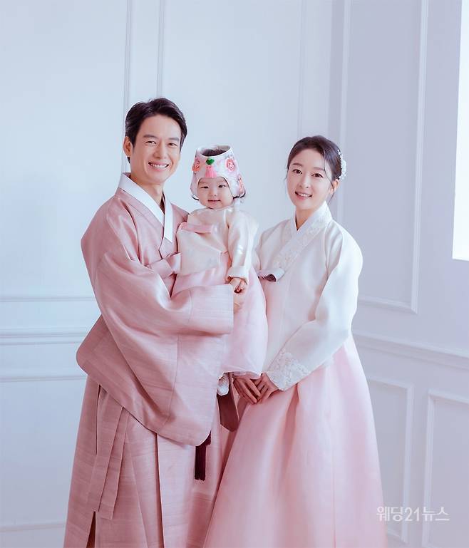 사진 : 한복 박선희한복,&nbsp;포토그래퍼 홍소현, 정성민(제니스스튜디오), 아이보리스튜디오,&nbsp;헤어 주승아 메이크업 오하람(제니스부띠끄)