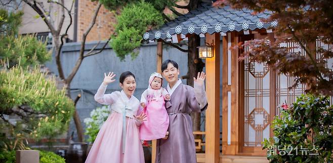 사진 : 한복 박선희한복,&nbsp;포토그래퍼 홍소현, 정성민(제니스스튜디오), 아이보리스튜디오,&nbsp;헤어 주승아 메이크업 오하람(제니스부띠끄)