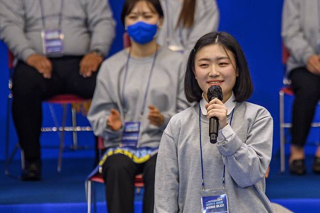 \28일 오후 광주 서구 김대중컨벤션센터에서 열린 더불어민주당 광주시당 선거대책위원회 출범식에서 공동선거대책위원장을 맡은 광주여고 3학년 남진희(18) 양이 이재명 후보를 소개하고 있다. /연합뉴스