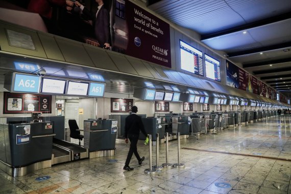 28일(현지시간) 남아프리카공화국 요하네스버그 OR탐보 국제공항의 출국 수속 창구가 텅 비어 있다. 코로나19 '오미크론' 변이 바이러스 유입을 막기위해 전세계 각국이 남아공발 여객기 입국을 막으면서 항공편들이 대거 취소됐다. 로이터 뉴스1