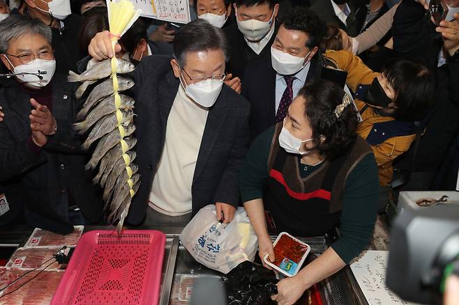 더불어민주당 이재명 대선 후보가 29일 오후 전남 영광군 영광읍 영광터미널시장에서 굴비를 구입하고 있다. 연합뉴스