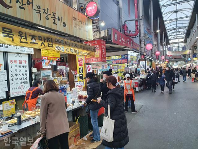 대구 시민들이 25일 중구 서문시장에서 장을 보고 있다. 대구=손영하 기자