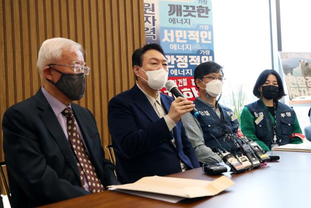윤석열(왼쪽 두 번째) 국민의힘 대선후보가 29일 대전의 한 카페에서 원전 발전 간담회에 참석해 발언하고 있다. 대전=뉴시스