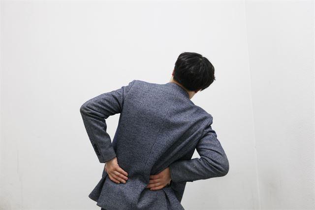 30~50대 허리 디스크 환자가 53%를 차지할 정도로 청년과 중년층의 허리 건강이 크게 위협받고 있다. 한국일보 자료사진