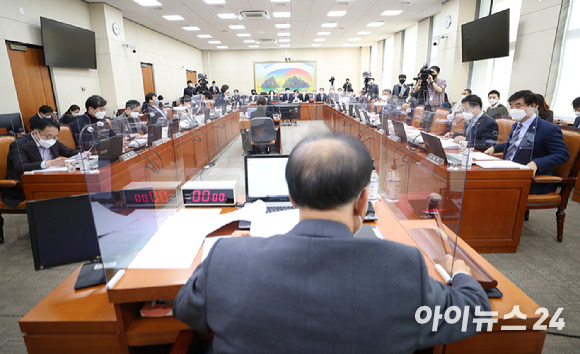 윤재옥 국회 정무위원회 위원장이 지난 16일 서울 여의도 국회에서 열린 정무위원회 전체회의에서 의사봉을 두드리고 있다. [사진=정소희 기자]