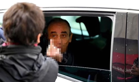지난 27일(현지시간) 프랑스 남부 마르세유를 방문한 에릭 제무르(63)가 당시 타고 있던 차량 안에서 시민에게 손가락 욕을 하는 정면이 취재진의 카메라에 포착됐다. [AFP]