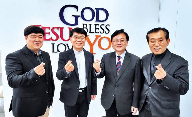 예장통합 부천노회 관계자들이 지난 26일 경기도 안산의 예배당에 모여 손가락으로 하트 모양을 만들어 보이고 있다. 정세진 박신철 박재갑 이영호 목사(왼쪽부터).
