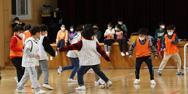 수도권을 포함한 전국 학교가 전면등교를 시작한 지난 22일 오전 대전시 서구 둔산동 둔산초등학교에서 학생들이 체육활동을 하고 있는 모습. /사진=연합뉴스