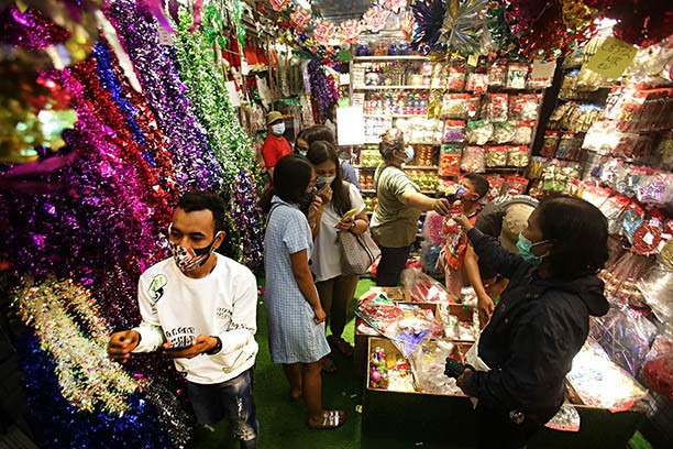 Beware, it’s Christmas: Customers shop for Christmas decorations at Asemka Market, West Jakarta, on Sunday. Vendors reported that their sales had dropped 50 percent this year due to the COVID-19 pandemic. (JP/Wendra Ajistyatama)