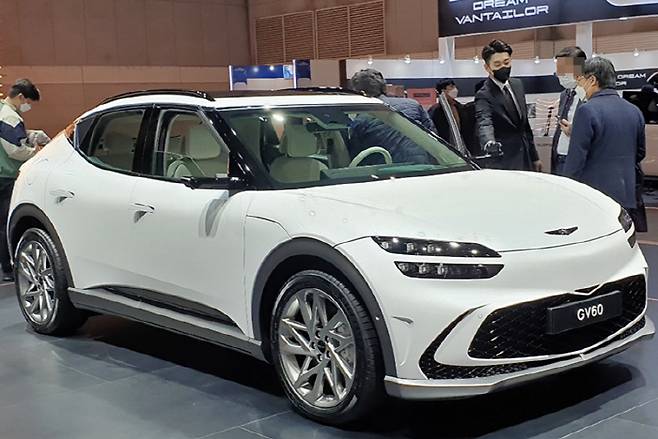 제네시스 부스를 찾은 관람객들이 차량 설명을 듣고 있다. [사진 = 최기성 기자]