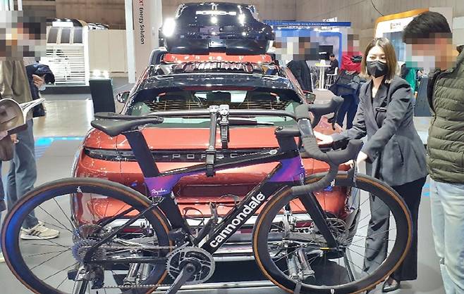 포르쉐 부스를 찾은 관람객이 차량 설명을 듣고 있다. [사진 = 최기성 기자]