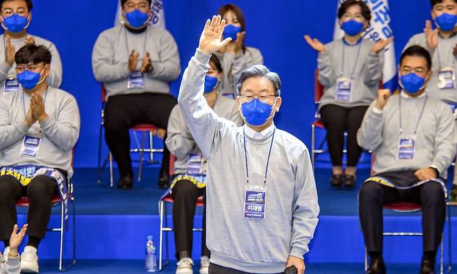 [광주=뉴시스] 광주전남사진공동취재 = 이재명 더불어민주당 대선후보의 광주선거대책위원회 출범식이 28일 오후 광주 서구 김대중컨벤션센터에서 열리고 있다. 2021.11.28.