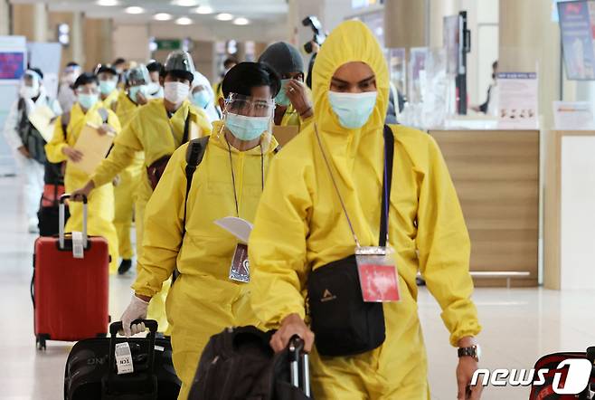 (인천공항=뉴스1) 조태형 기자 = 최근 13개국에서 델타형(인도) 변이보다 전염력이 센 오미크론(Omicron) 변이가 등장한 29일 오전 인천국제공항 제1여객터미널에서 방호복과 페이스 쉴드를 착용한 해외 입국자들이 이동하고 있다. 2021.11.29/뉴스1