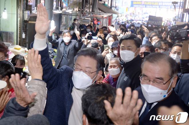 이재명 더불어민주당 대선 후보가 29일 오후 전남 영광군 영광터미널시장에서 지지자들과 만나 인사하고 있다./사진=뉴스1