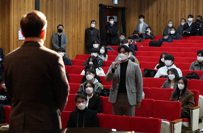 더불어민주당 이재명 대선후보가 29일 광주시 동구 조선대학교 사회과학대에서 열린 광주 대학생들과의 대화에서 참석자들과 대화하고 있다. 연합뉴스