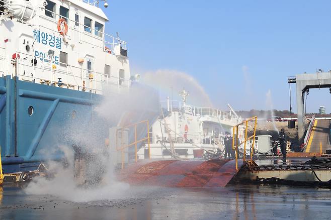 해경이 개발된 고성능 펌프를 이용해 30m 거리 밖에서 불을 끄고 있는 모습.[한국생산기술연구원 제공]