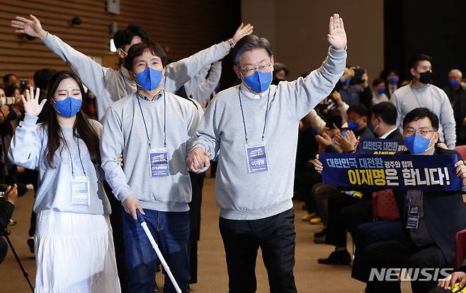 [광주=뉴시스] 최동준 기자 = 이재명 더불어민주당 대선 후보가 28일 광주 서구 김대중컨벤션센터에서 열린 광주 대전환 선대위 출범식에 입장하고 있다. 2021.11.28. photocdj@newsis.com