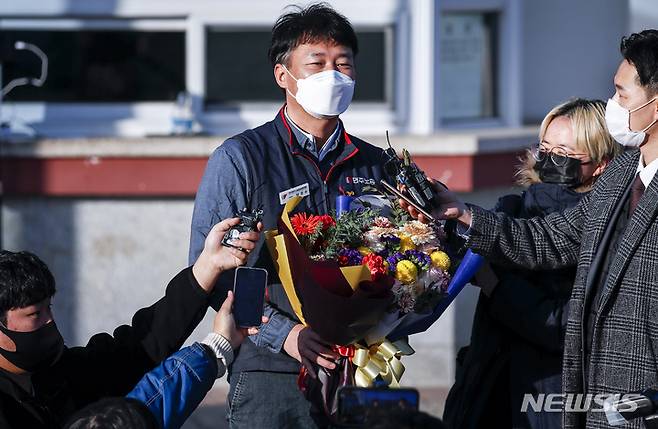 [의왕=뉴시스] 정병혁 기자 = 양경수 민주노총 위원장이 지난 25일 경기 의왕시 서울구치소를 나와 취재진의 질문에 답하고 있다. 2021.11.25. jhope@newsis.com