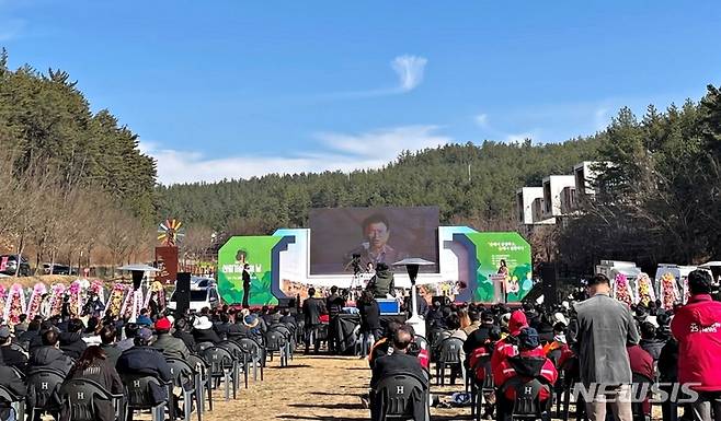 [영천=뉴시스]= 29일 영천 운주산 승마자연휴양림에서 ‘제1회 산림기술인의 날’ 기념행사가 열리고 있다. (사진=영천시 제공) 2021.11.29.photo@newsis.com