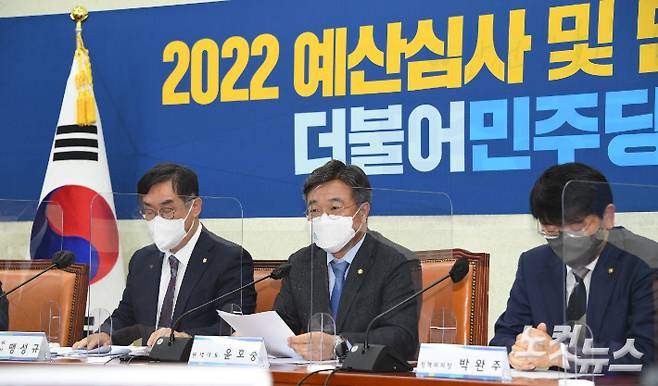 윤호중 더불어민주당 원내대표가 29일 국회에서  2022년 예산심사와 관련해 기자간담회를 하고 있다. 윤창원 기자