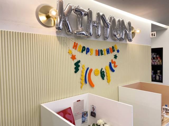 서울 마포구 한 카페에서 그룹 몬스타엑스 멤버 기현의 생일을 축하하는 카페가 열렸다. /장유하 인턴기자