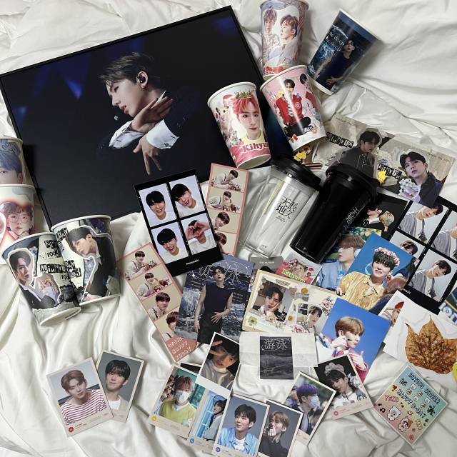 몬스타엑스의 한 팬이 3일간 ‘생카 투어’를 해 모은 다양한 굿즈의 모습.