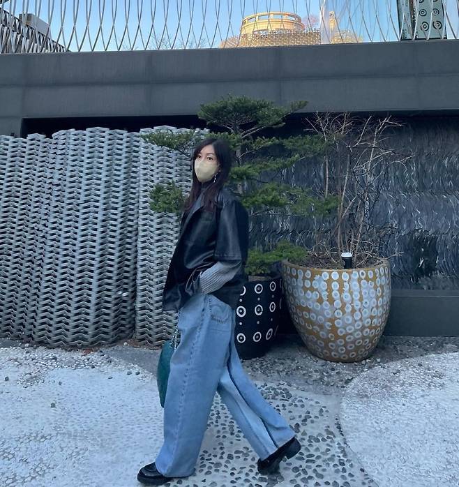 Actor Hwang Shin-hye showed off the aspect of fashionista in late autumn.Hwang Shin-hye released the photos on her SNS on the 29th with the article The End of November. She can see Hwang Shin-hye who went out in the late autumn.In the photo, Hwang Shin-hye poses with loose jeans, a black short-sleeved leather jacket, and a gray knit, and the sense of naturally coordinating the unusual costume is outstanding.Hwang Shin-hye, who has long hair and natural makeup in front of the camera, has also attracted attention with her beauty and fashion sense that she can not believe she is 59 years old, as if to prove the class of the original computer beauty.Hwang Shin-hye, who has been known as a computer beauty since the 1980s and has been loved as a representative beauty star, appeared in KBS2 weekend drama Oh Samgwang Villa last year.